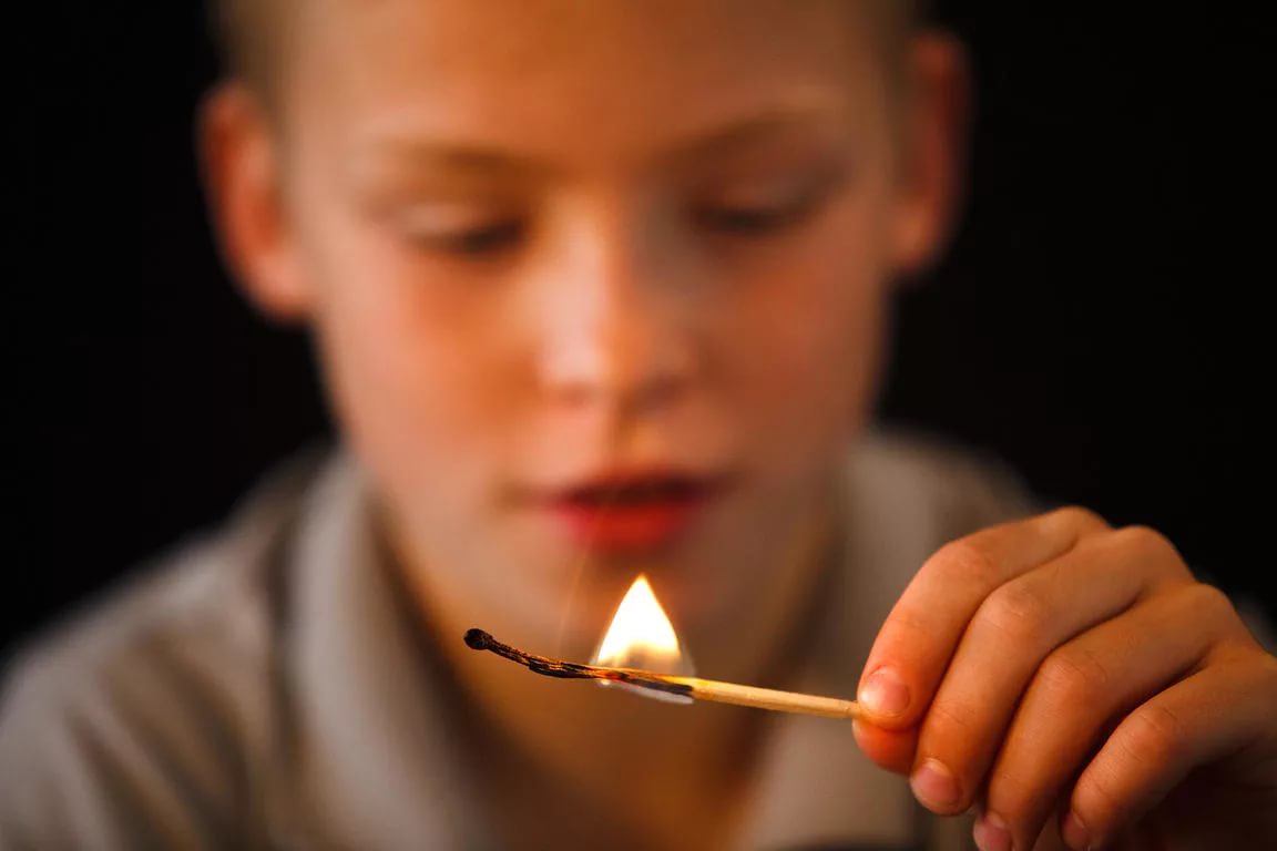 «Как научить ребенка правильному поведению при пожаре»